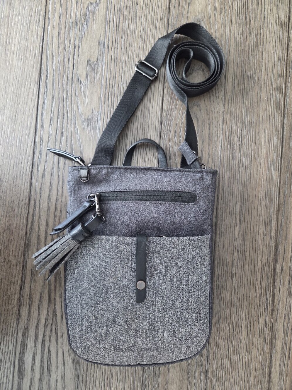 Sherpani Anti-Theft Grey Tweed Crossbody Bag.